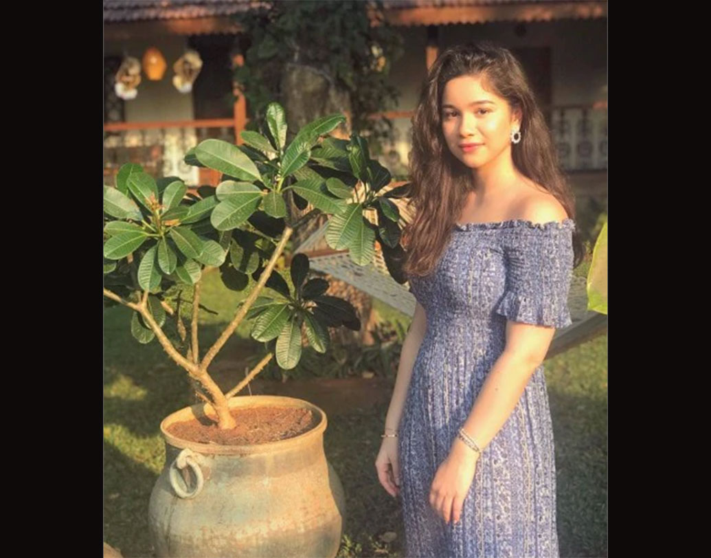 মুম্বইয়ের ধীরুভাই অম্বানী ইন্টারন্যাশনাল স্কুলের ছাত্রী ছিলেন সারা।