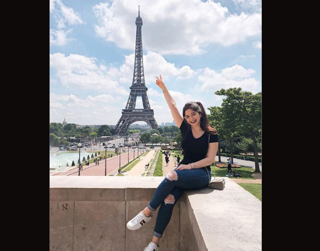 মডেলিংয়ের জন্য নিয়মিত অফার পাচ্ছেন সারা।