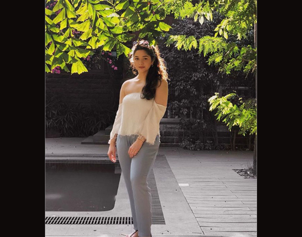 বেড়াতে যেতে খুব ভালবাসেন।