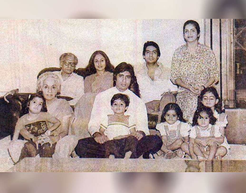 হাজার কাজ থাকুক। তবু পরিবারের জন্য আলাদা করে সময় বার করবেনই বিগ বি। তা সে শুরুর দিনগুলোর কথাই হোকবা আজ। জনপ্রিয়তার এতটা শিখরে ওঠার পরেও আজ তিনি প্রকৃত অর্থেই ফ্যামিলি ম্যান।