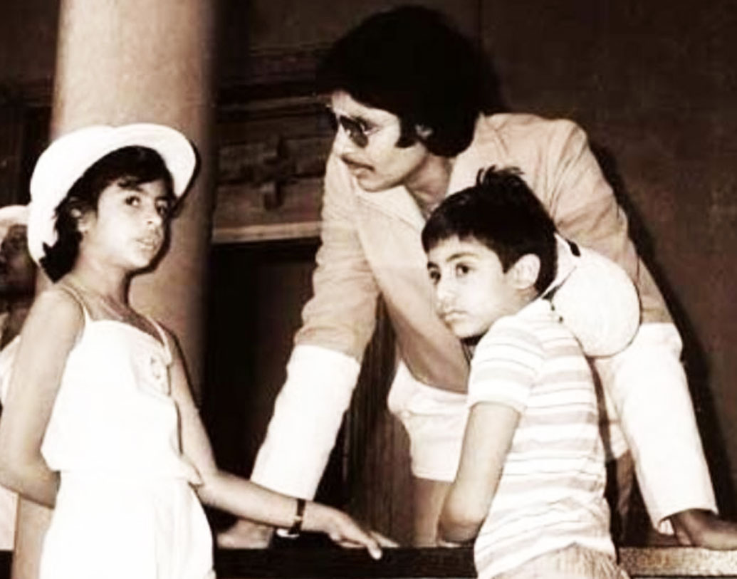 ছেলে আর মেয়েকে চোখে হারান সিনিয়র বচ্চন। ছোট বেলায় তো নিয়ে যেতেনই, আজও বলিউডের কোনও পার্টি হোক বা ইন্ডাস্ট্রির কোনও বিশেষ অনুষ্ঠান— শ্বেতা আর অভিষেককে কিন্তু মিস্টার বচ্চনের দুই পাশেই দেখা যায়।