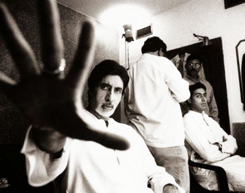 এক সময়ে বলিউডে জোর গুঞ্জনছিল, সিনিয়র বচ্চনকেই কপি করেন জুনিয়র বচ্চন। আর তাতে অভিষেকের সোজা প্রতিক্রিয়া ছিল, ‘বাপ কা বেটা।’ তবে খোদ বিগ বি ‘গুরু’ ছবিতে অভিষেকের অভিনয়ের প্রশংসা করেছিলেন। ‘সরকার রাজ’, ‘বান্টি অউর বাবলি’, ‘পা’— ইত্যাদি বেশ কিছু ছবিতে এক সঙ্গে দেখা গিয়েছে দু’জনকে।