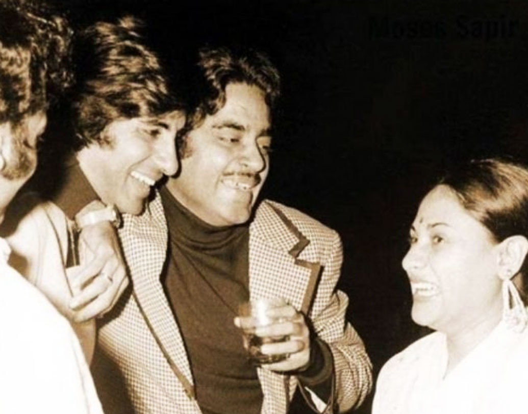 শুধু পরিবার নয়। সহ-অভিনেতাদের সঙ্গেও সব সময়েই সুসম্পর্ক বজায় রাখেন সিনিয়র বচ্চন। শত্রুঘ্ন সিন্‌হার সঙ্গে তাঁর বন্ধুত্বের কাহিনি বলিউডে কান পাতলেই শোনা যায়। শুধু তা-ই নয়। ইন্ডাস্ট্রির যে কেউ বিপদের দিনে অমিতাভকে পাশে পান।