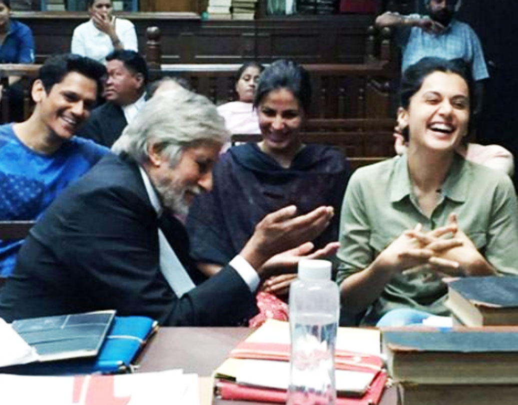 ৫. দূর থেকে যতটা গুরুগম্ভীর তাঁকে দেখায়, আদতে অমিতাভ বচ্চন মানুষটা কিন্তু এক্কেবারেই ওরকম নন। সেটে সহ-অভিনেতাদের সঙ্গে সবসময়েই খুনসুটির মেজাজে থাকেন বিগ বি। তা সে বয়সে ছোট কেউ হোক বা সমবয়সী কেউ। ‘পিঙ্ক’ ছবির সেটে যে রকম তাপসী পান্নুর সঙ্গে হাসি ঠাট্টা করতে দেখা যাচ্ছে বিগ বি-কে।