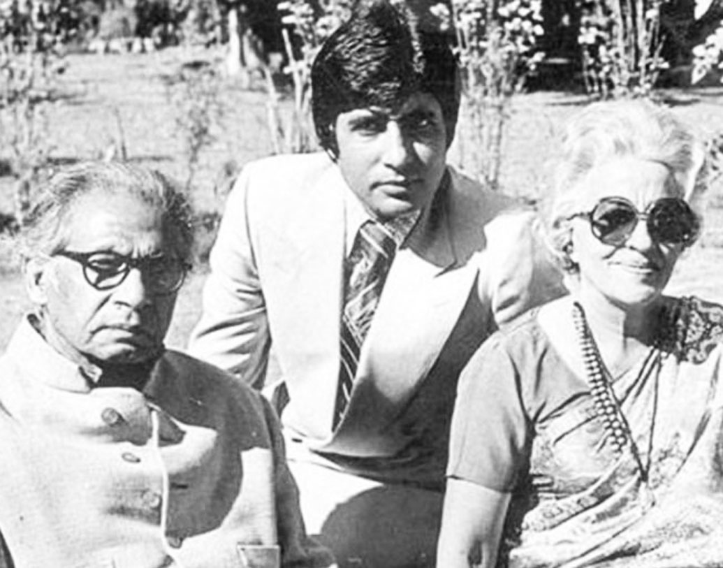 বাবা হরিবংশ রাই বচ্চন আর মা তেজি বচ্চনের খুব কাছের ছিলেন কনিষ্ঠ পুত্র অমিতাভ। হরিবংশ রাই বচ্চন ছেলের নাম রাখতে চেয়েছিলেন ইনকিলাব। কিন্তু তেজি বচ্চনের আপত্তির কারণে তাঁর নাম রাখতে হয় অমিতাভ।