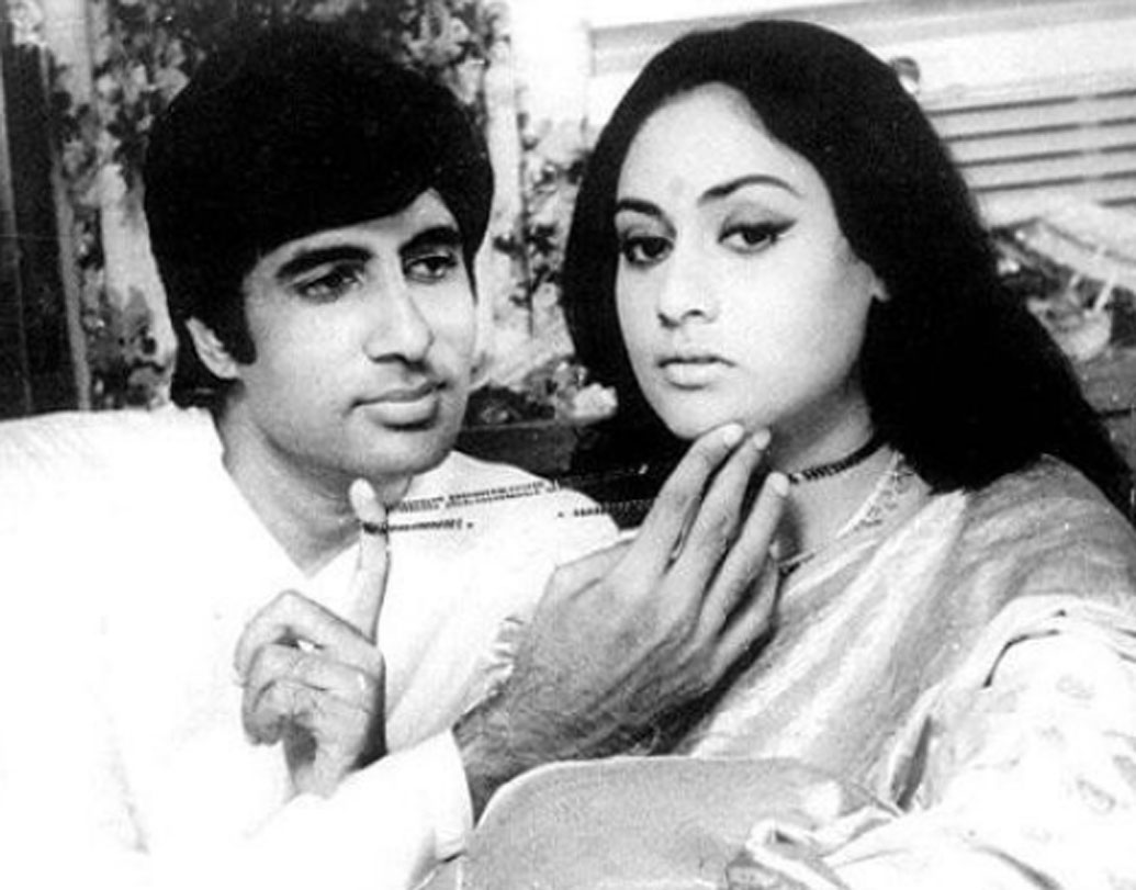 স্ত্রী জয়ার সঙ্গে পুণে ফিল্ম অ্যান্ড টেলিভিশন ইনস্টিটিউটেই প্রথম দেখা হয় অমিতাভের। পরে হৃষিকেশ মুখোপাধ্যায়ের ‘গুড্ডি’ ছবিটির সেটে জয়ার সঙ্গে আবার দেখা হয় অমিতাভের।