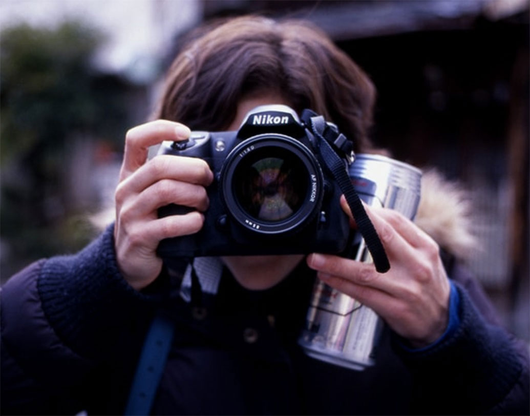 পেশাদার আলোকচিত্রীরা ছবি তোলার জন্য যা খুশি সিদ্ধান্ত নেন। এর ফলে মিউজিয়ামের সামগ্রীর ক্ষতি হতে পারে। তাই বিশেষ অনুমতি ছাড়া বেশির ভাগ ক্ষেত্রেই মিউজিয়ামে পেশাদার আলোকচিত্রীদের ক্যামেরা নিয়ে প্রবেশ করতে দেওয়া হয় না।