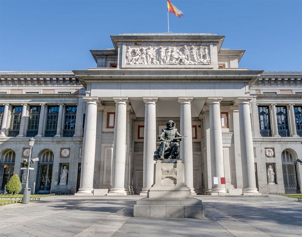 বেশির ভাগ মিউজিয়ামে থাকে মহামূল্যবান ছবি। ক্যামেরার ফ্লাশে আলো বেশ ‘ইনটেন্স’। ছবি তুলতে দিলেই ছবির সামনে ছবি দেখার চেয়ে তোলার জন্য ভিড় বাড়বে। সে ক্ষেত্রে ছবি নষ্ট হওয়ার সম্ভাবনা থাকে। কোনও ক্ষেত্রে বিশেষ অনুমতি দেওয়া হয়। তবে তা নগণ্য।