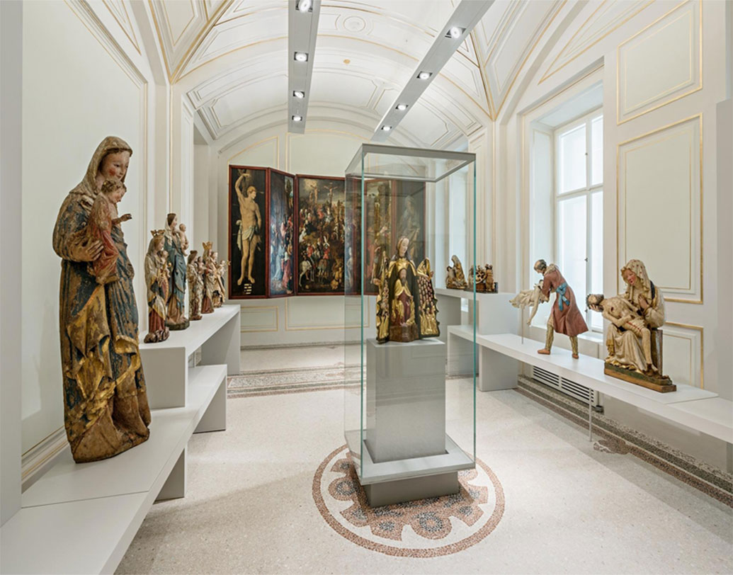 ক্যামেরা ও ফটোগ্রাফ যত কমবে, দর্শকদের অভিজ্ঞতা ততই সমৃদ্ধ হবে, এমনটাই বলছেন মিউজিয়াম বিশেষজ্ঞরা।