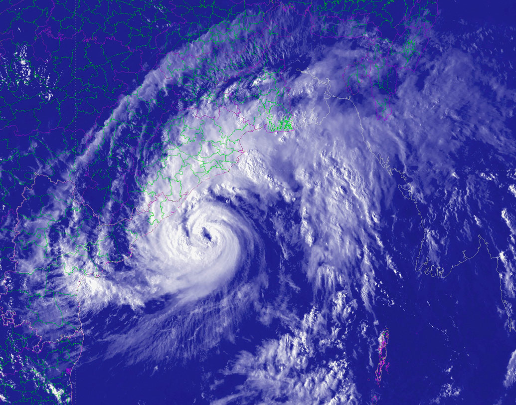 ১২০ থেকে আস্তে আস্তে ১৪৫ কিমি প্রতি ঘণ্টা বেগ নিয়েছে এই ঘূর্ণিঝড়, তাণ্ডব চালিয়েছে ওড়িশা ও অন্ধ্র উপকূলে।