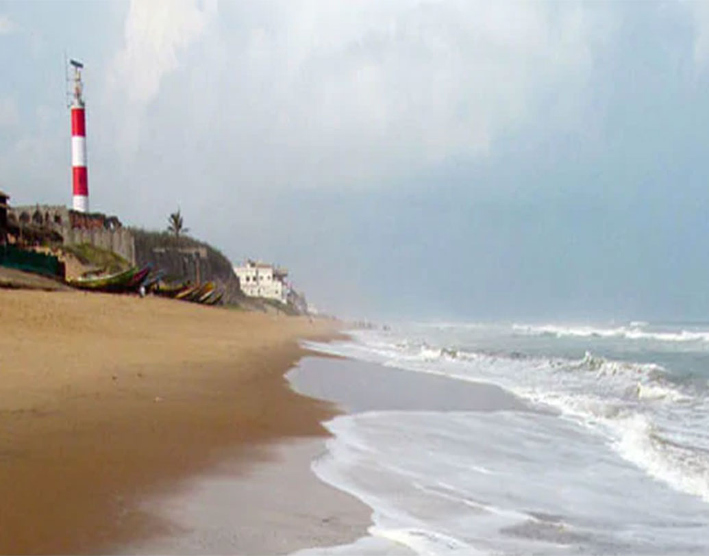 প্রায় ৩ লক্ষ মানুষকে সরিয়ে দেওয়া হয়েছে শুধু মাত্র ওড়িশার উপকূলবর্তী এলাকা থেকে। কেন্দ্রাপাড়া, গঞ্জাম-সহ ১৭টি জেলায় জারি করা হয়েছে রেড অ্যালার্ট। খোলা হয়েছে ১১১২টি ত্রাণ শিবির।