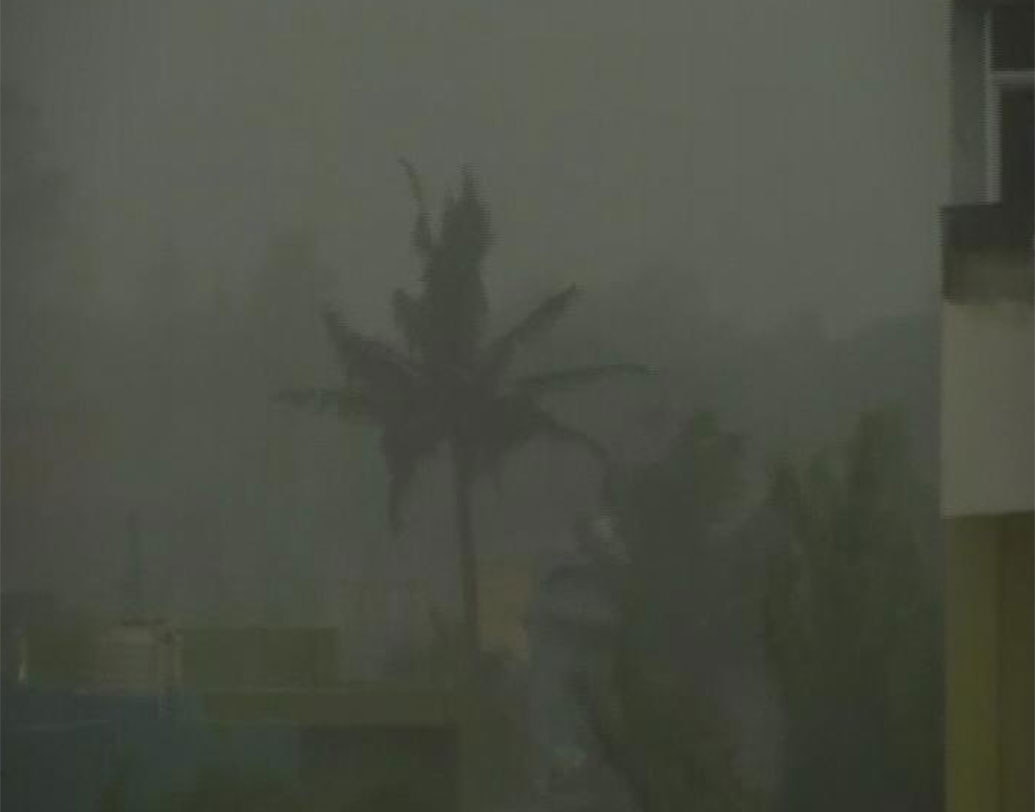 অন্ধ্রপ্রদেশের শ্রীকাকুলামের অবস্থাও মারাত্মক এই ঘূর্ণিঝড়ের প্রভাবে। তছনছ হয়ে গিয়েছে পালাসা স্টেশন।  প্রাণ হারিয়েছেন দু’জন। রেড অ্যালার্টে বলা হয়েছে, মৎস্যজীবীরা সমুদ্রে যেন না যান। ওড়িশা ও অন্ধ্র উপকূলের সর্বত্রই পর্যটকদের ক্ষেত্রে সমু্দ্রে নামায় নিষেধাজ্ঞা জারি করা হয়েছে।