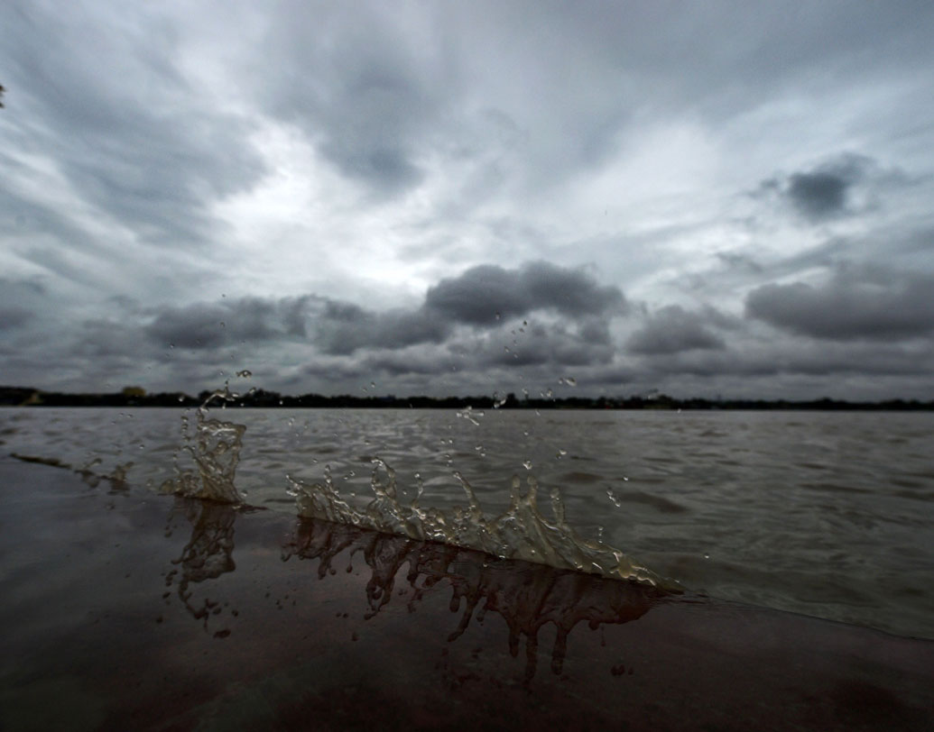 পশ্চিমবঙ্গেও এই ঝড়ের প্রভাবে বৃষ্টি শুরু হয়েছে।  তিতলি নিয়ে দ্রুত ছড়াচ্ছে গুজবও। কিন্তু তাতে কান দিতে বারণ করছেন বিশেষজ্ঞরাই। বরং সংবাদমাধ্যমের উপর ভরসা রাখতে বলা হচ্ছে। বিশেষজ্ঞরা বলছেন, মোবাইল ফোনে যাতে চার্জ থাকে, ওয়াটারপ্রুফ বাক্সেই জরুরি নথি রেখে দিন, ওষুধ-সহ এমারজেন্সি কিট সঙ্গে রাখুন, গবাদি পশুদের দিকেও খেয়াল রাখুন।