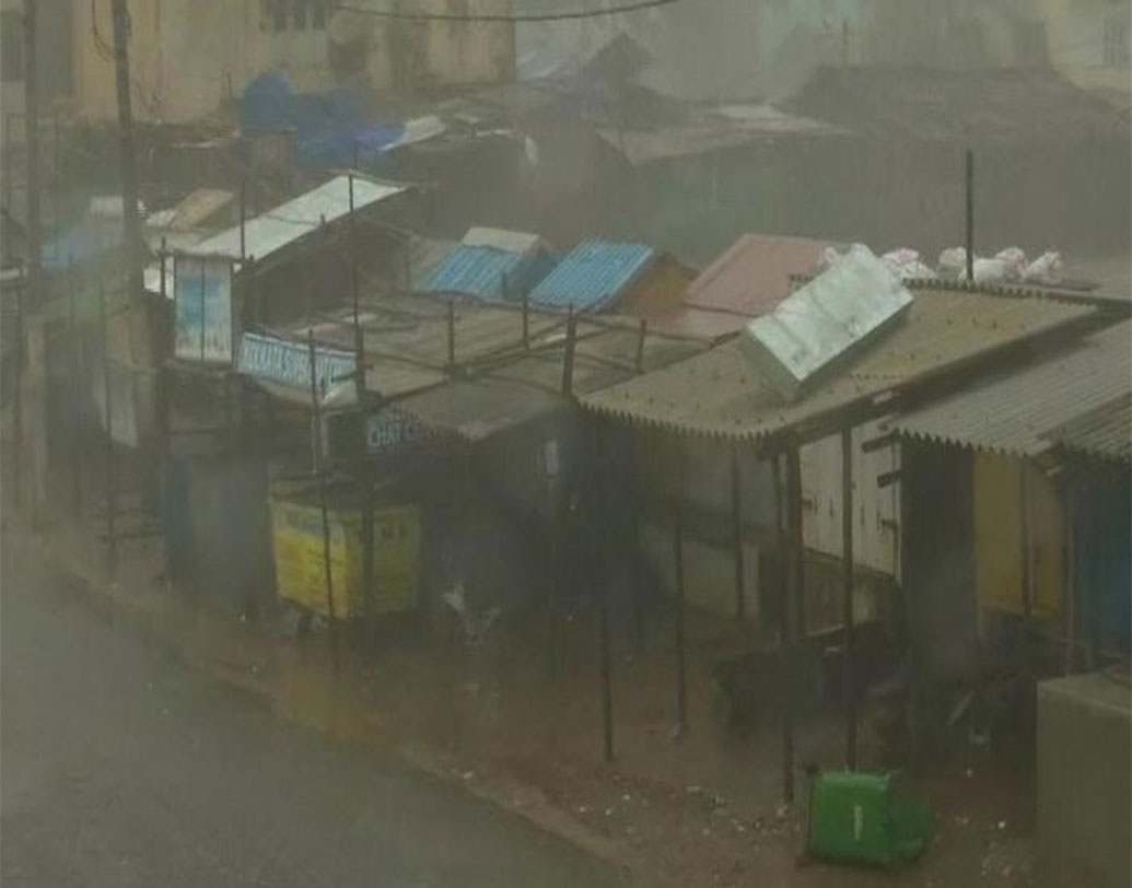 বিশেষজ্ঞরা জানান, ঝড়-বৃষ্টিতে দরজা ও জানলা বন্ধ করে রাখতে হবে। ফুটিয়ে কিংবা ক্লোরিন মেশানো জল খেতে হবে বিপর্যয়ের আশঙ্কা দেখা দিলেই। অফিসিয়াল অ্যালার্টেই ভরসা রাখতে বলছেন তাঁরা। কিন্তু এ হেন মারাত্মক ঘূর্ণিঝড়ের এমন নাম কে দিল?