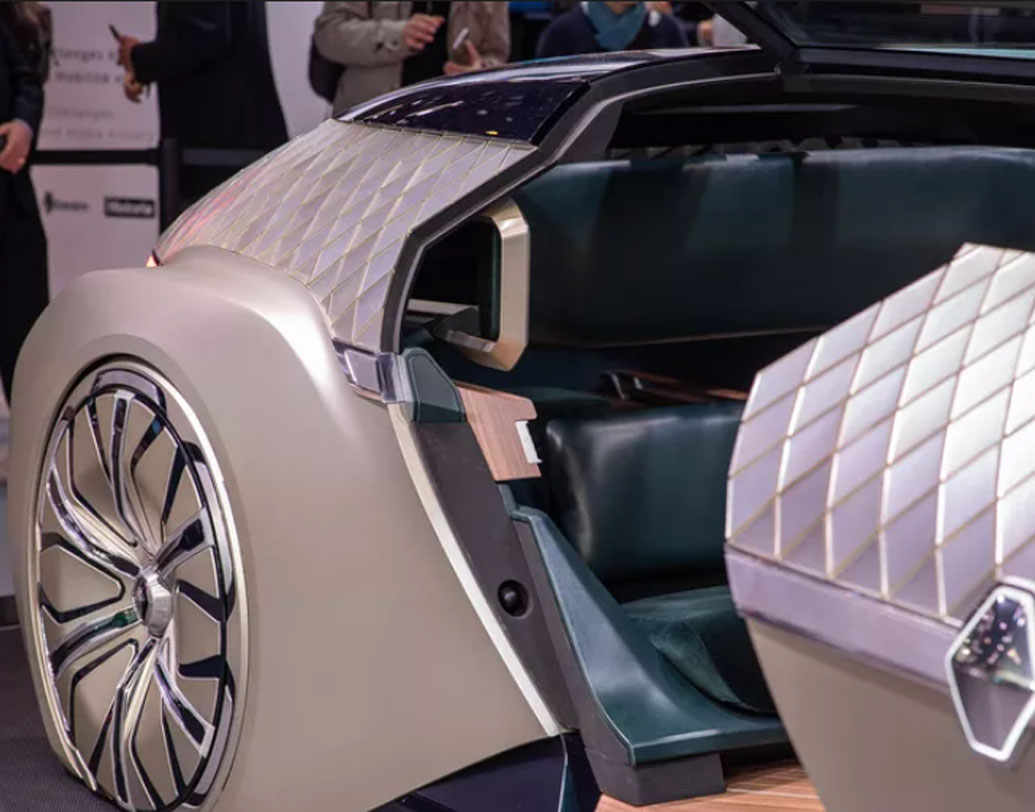 তিন জন বসার মতো জায়গা রয়েছে গাড়িটিতে।