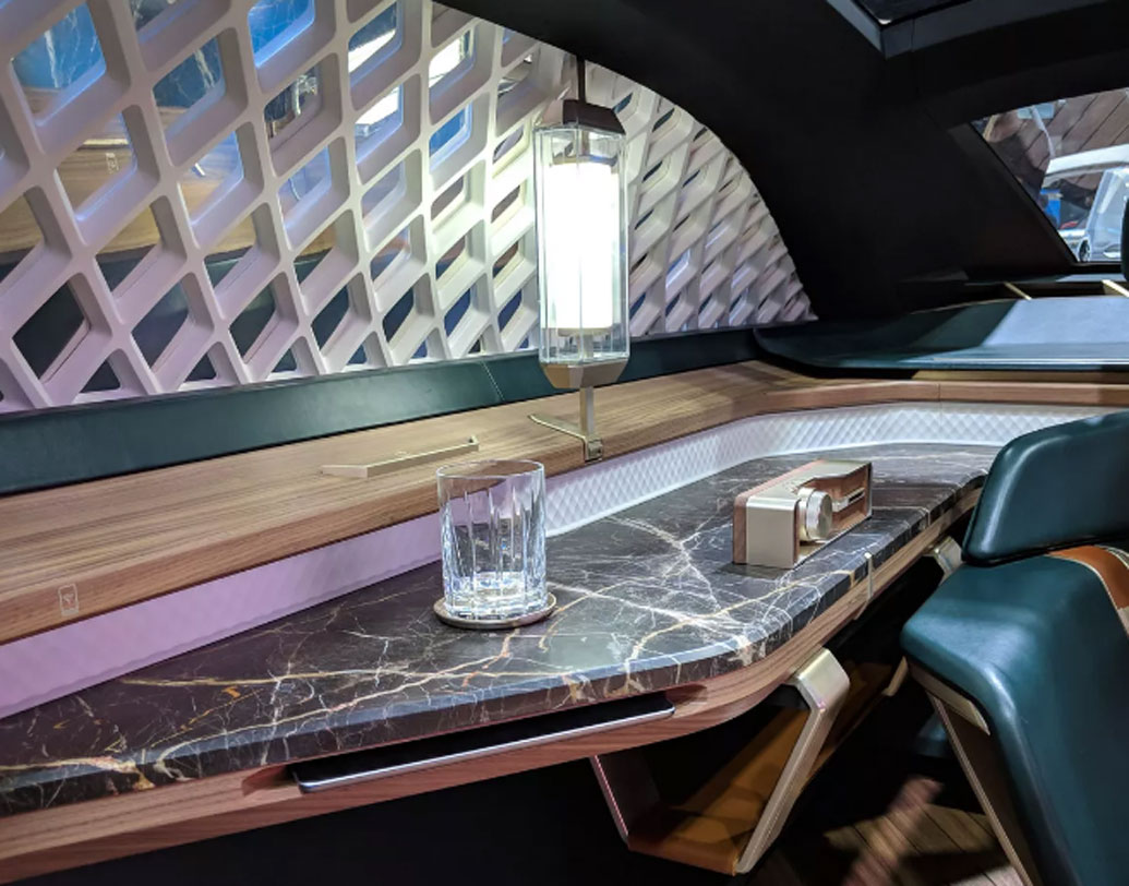 গাড়ির অন্দরসজ্জা এমন ভাবে রাখা হয়েছে যে যাত্রীরা এতে চড়লেই মনে হবে যেন গাড়ি নয়, ঘরের ভিতরেই বসে আছেন!