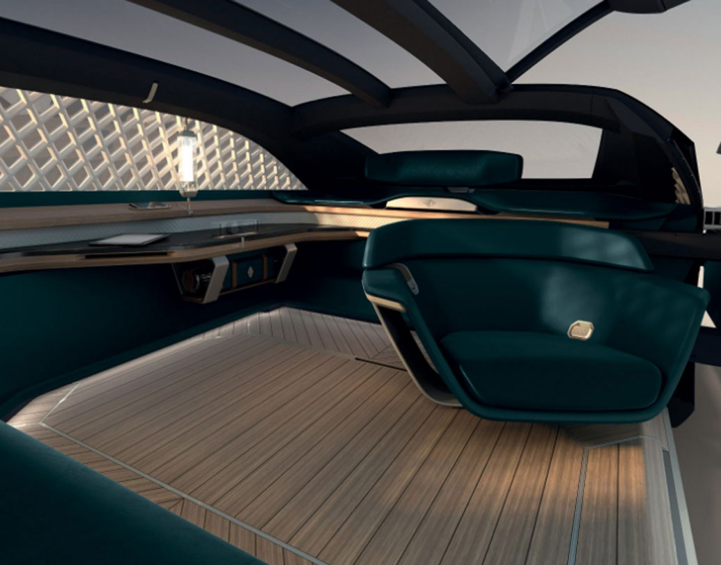 গাড়ির ভিতরে থাকছে আরামকেদারা। মার্বেলের তৈরি টেবিল। গাড়ির ফুটবোর্ড তৈরিতে ব্যবহার করা হয়েছে কাঠবাদাম গাছের কাঠ।