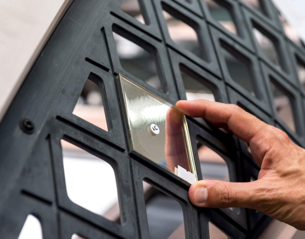 গাড়ির বাইরের অংশে ৬০০টি হিরের আকৃতির ওয়ান-ওয়ে মিরর দিয়ে মুড়ে দেওয়া হয়েছে। ফলে গাড়ির ভিতরে থাকা যাত্রীদের বাইরে থেকে কেউ দেখতে পাবেন না। কিন্তু যাত্রীরা ভিতর থেকে বাইরের সব কিছুই দেখতে পাবেন।