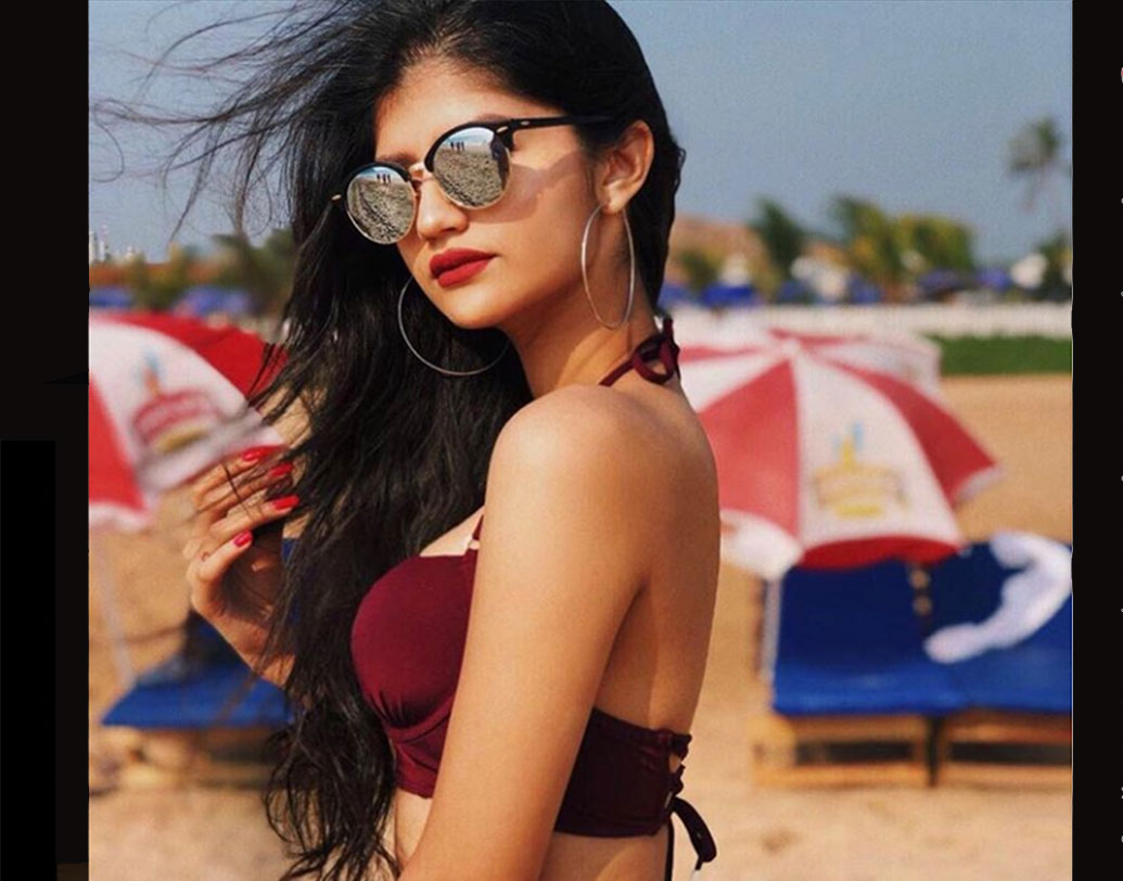 মেনস্ট্রিম ইন্ডাস্ট্রিতে কি পা রাখতে চলেছেন অঞ্জিনি নামের এই কিশোরী, তা নিয়ে বি টাউনে গুঞ্জন তো রয়েইছে।