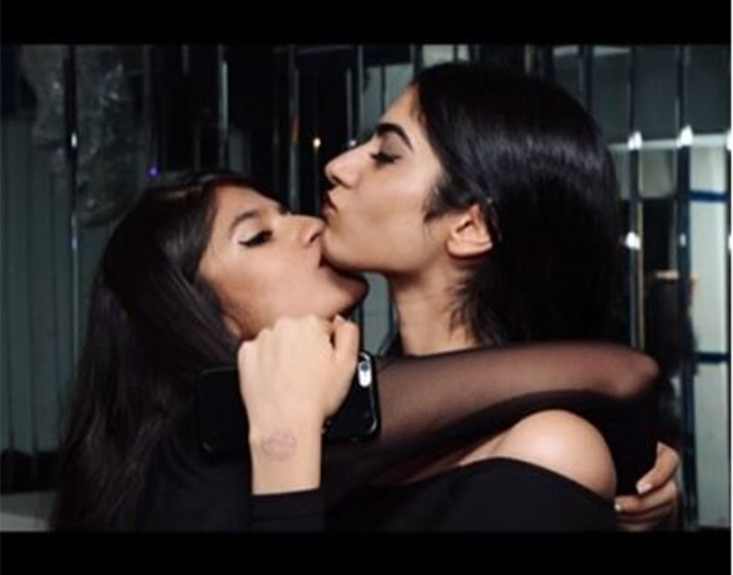 শ্রীদেবীর ছোট মেয়ে খুশি কপূর এই মেয়েটির প্রিয় বন্ধু। দু’জনে মিলে বেড়াতেও যান। অপর এক বন্ধু আলিয়া কাশ্যপ, পরিচালক অনুরাগ কাশ্যপের মেয়ে। সঞ্জয় কপূরের মেয়ে শনায়া, সৈফ আলি খানের ছেলে ইব্রাহিম আলি খান এবং ক্রিকেটার সচিন তেন্ডুলকরের ছেলে অর্জুন তেন্ডুলকরের সঙ্গে বন্ধুত্ব রয়েছে।