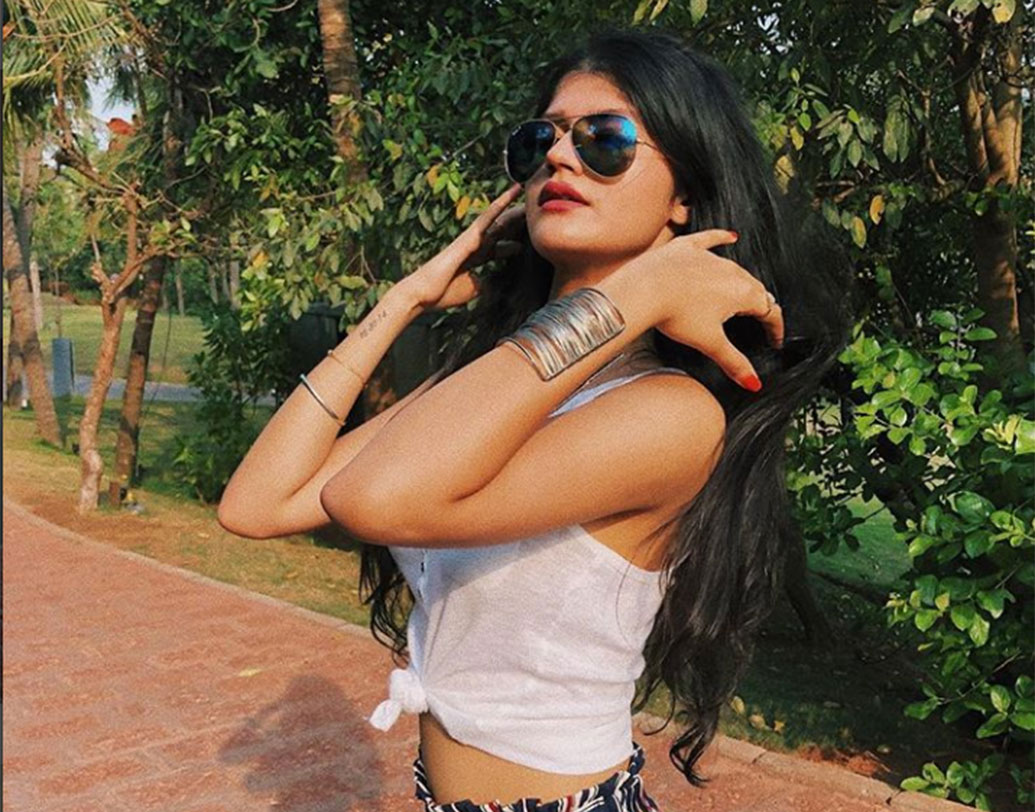 এই স্টার কিড পার্টি করতে নাকি সবচেয়ে বেশি ভালবাসেন। থাকেন মুম্বইতেই। বেশ কয়েকটি ফোটোশুটও করেছেন পেশাদার ফটোগ্রাফারদের সঙ্গে।