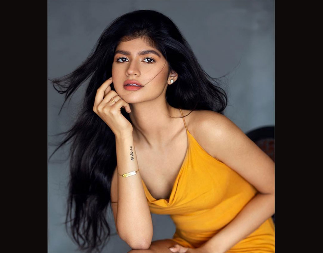 অঞ্জিনি বই পড়তে অসম্ভব ভালবাসেন।বন্ধুদের বই উপহারও দেন।