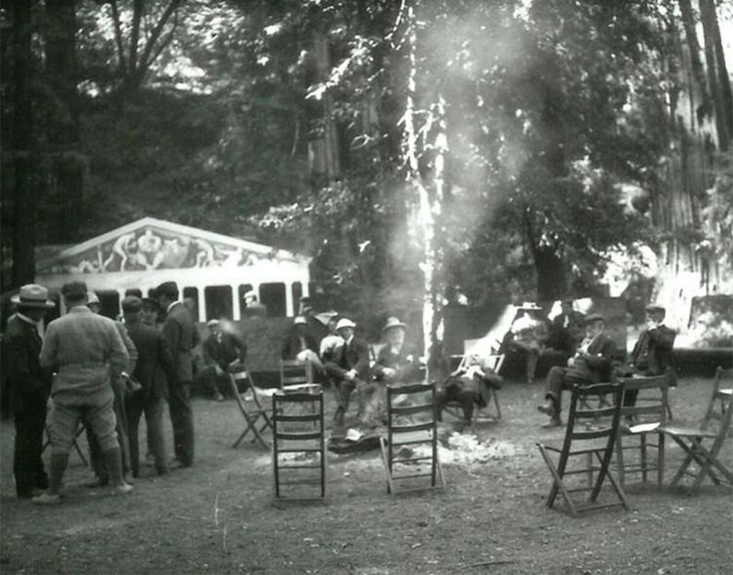 আমেরিকার বোহেমিয়ার গ্রোভ: মন্টে রিও ২৭০০ একরের এই ক্যাম্পগ্রাউন্ড শুধুমাত্র জুলাইয়ে মার্কিন রাষ্ট্রপতি ও প্রশাসনের সদস্যরা আসেন এই মাঠে। মনে করা হয়, ১৯৪২ সালের ম্যানহাটন প্রকল্পের আলোচনা হয়েছিল এখানে। সাধারণের প্রবেশ নিষেধ।