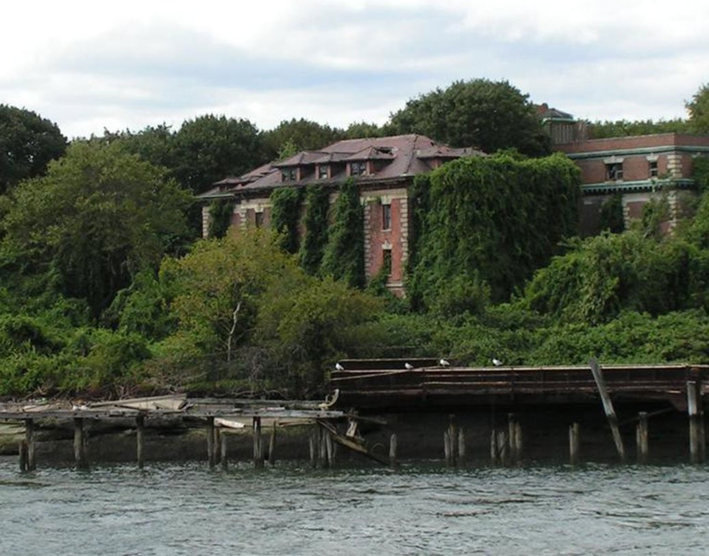 আমেরিকার নর্থ ব্রাদার আইল্যান্ড: প্রথমে ইয়েলো ফিভার, তার পর স্মল পক্স ও দ্বিতীয় বিশ্বযুদ্ধের সময় রোগীদের জন্য বিশেষ হাসপাতাল ছিল। তার পর হাসপাতালগুলিও পরিত্যক্ত। বন্ধ করে দেওয়া হয় এই দ্বীপটি।