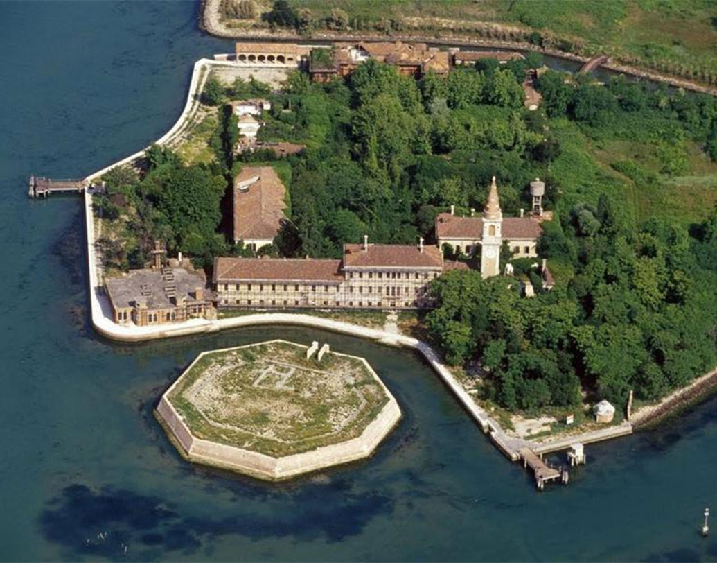 ইতালির পোভেগ্লিয়া: ইতালির ‘মোস্ট হন্টেড প্লেস’। অশরীরীরা নাকি এখানেই থাকেন, বলা হয় এমনটাই। উনিশ শতকে মানসিক রোগীদের চিকিৎসা করা হত, এই দ্বীপে। সেখানে এক চিকিৎসক নাকি রোগীদের উপর গবেষণা করতেন! এর পরই রটনা শুরু হতে থাকে। বিশেষ অনুমতিপত্র ছাড়া প্রবেশ নিষেধ।