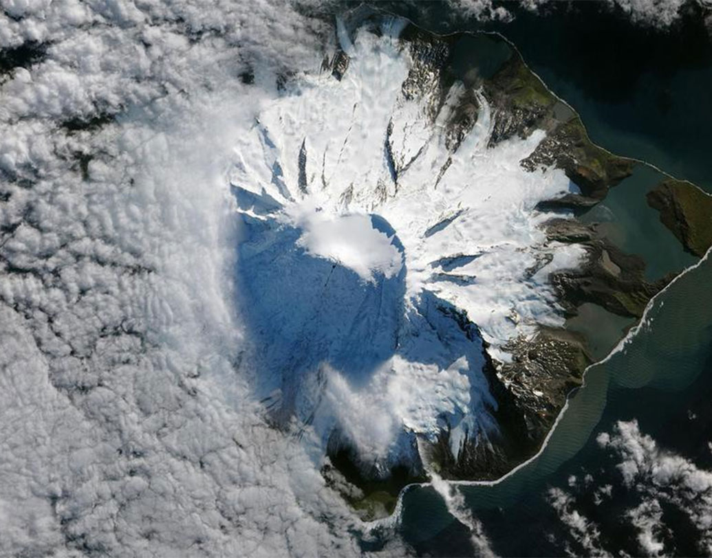 হার্ড আইল্যান্ড: ম্যাডাগাস্কার ও অ্যান্টার্কটিকার মাঝে রয়েছে এটি। অস্ট্রেলিয়ার এই দ্বীপটি বরফে আবৃত। রয়েছে সিল মাছ ও পেঙ্গুইনের আনাগোনা। প্রবেশ নিষেধ এই দ্বীপে।