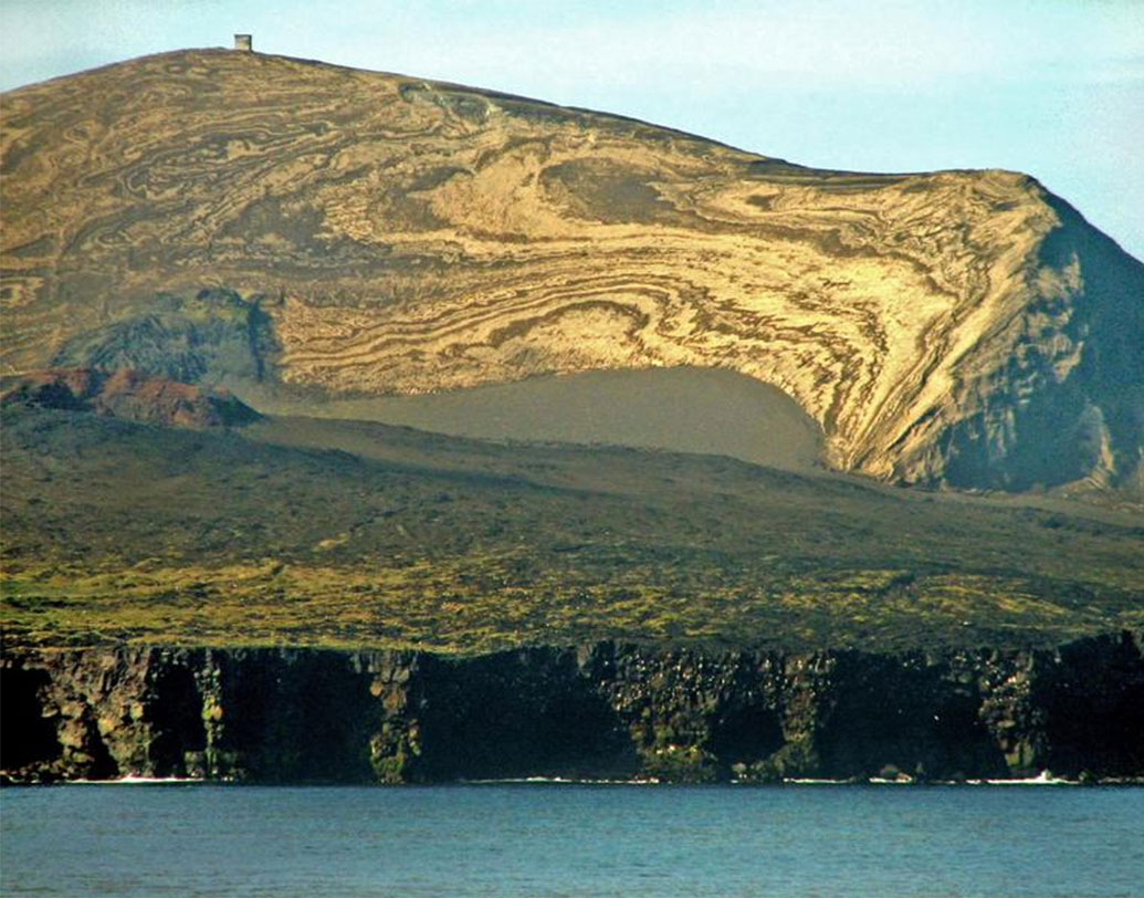 আইসল্যান্ডের সার্ৎসে আইল্যান্ড: এই দ্বীপটি আইসল্যান্ডের উপকূল থেকে প্রায় ২০ মাইল দূরে। এটি ইউনেস্কো ওয়ার্লড হেরিটেজ সাইট। কিন্তু অসংখ্য গাছ ও ৩৩৫টির বেশি অমেরুদণ্ডী শ্রেণির প্রাণীর সমাবেশ রয়েছে এখানে। বিজ্ঞানীদের গবেষণার জন্যই মূলত বাইরের কারও প্রবেশ নিষেধ।