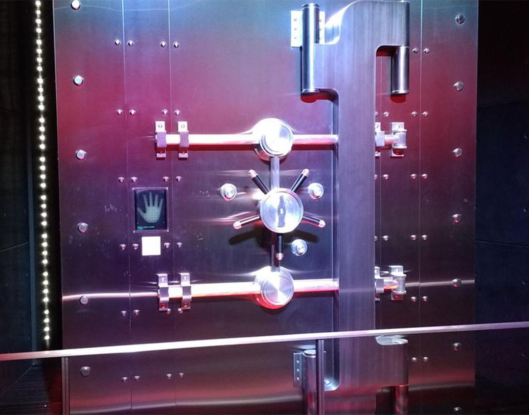 রেসিপি ভল্ট: আমেরিকার আটলান্টায় কোকা কোলার রেসিপি রাখা রয়েছে একটি ভল্টে। ৬.৬ ফুটের হাই স্টেপ ভল্ট এটি। রয়েছে সিসিটিভি ক্যামেরা, সশস্ত্র বাহিনী। বিশেষ কি প্যাড ও হ্যান্ড স্ক্যানার ছাড়া কেউ প্রবেশ করতেই পারবেন না এখানে।