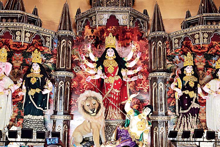 বরাহনগর নেতাজি কলোনি লো-ল্যান্ডের স্বর্ণালঙ্কারে সজ্জিত প্রতিমা।ছবি: সজল চট্টোপাধ্যায়