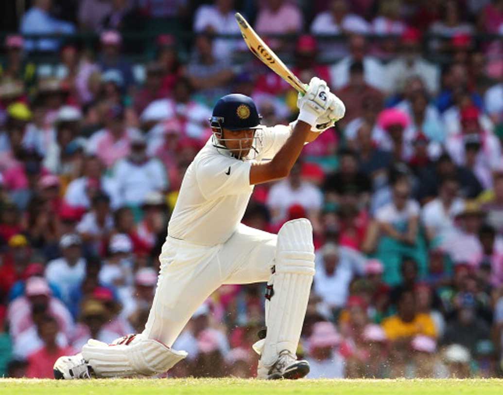 রাহুল দ্রাবিড়: ভারতীয় ক্রিকেটের ‘দ্য ওয়াল’-ও কিন্তু ঠিক এমন ভাবেই সুযোগ পেয়েছিলেন। ১৯৯৬ তে ইংল্যান্ড সফরে গিয়েছে ভারতীয় দল। প্রথম একাদশে থাকা রাহুলের সুযোগ পাওয়ার কথাই ছিল না। কিন্তু, সঞ্জয় মঞ্জরেকরের চোট প্রথম একাদশের দরজা খুলে দিয়েছিল রাহুলের সামনে।