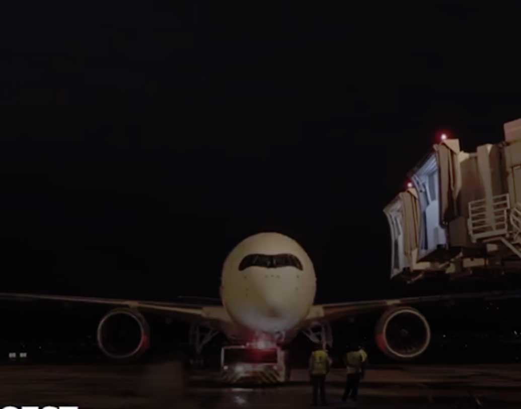 সিঙ্গাপুরের চাঙ্গি বিমানবন্দর থেকে গত বৃহস্পতিবার রাত ১১টা ৩৫ মিনিটে নিউ ইয়র্কের উদ্দেশে যাত্রা শুরু করেছিল এই বিমান।