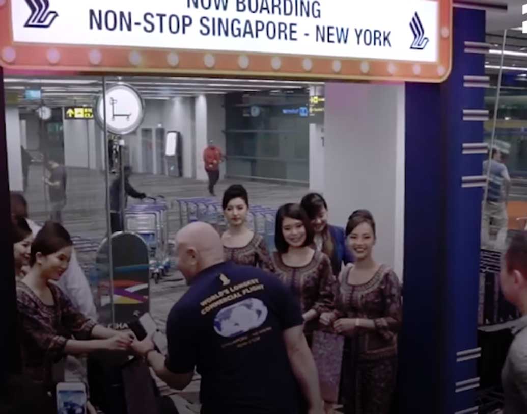 আকাশপথে যাত্রীরা পাড়ি দেন মোট ষোলো হাজার সাতশো কিলোমিটার। সিঙ্গাপুর থেকে নিউ ইয়র্কে যাওয়ার জন্য প্রিমিয়াম ইকনমি শ্রেণিতে ভাড়া ছিল ২১৫০ মার্কিন ডলার, যা ভারতীয় মুদ্রায় প্রায় এক লক্ষ ৬০ হাজার টাকা। দু’পিঠের ভাড়া ৩৫০০ মার্কিন ডলার যা প্রায় দু’লক্ষ ৬০ হাজার টাকা।