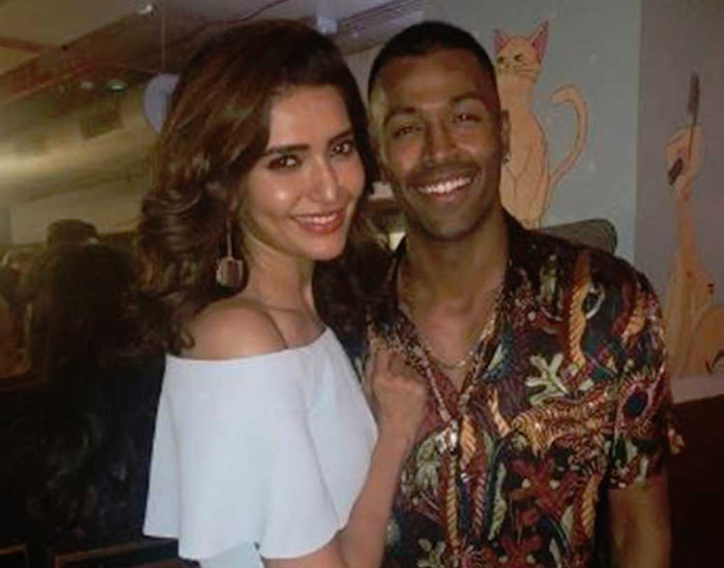 হার্দিকের জন্মদিনের পার্টিতে নজর কেড়েছিলেন করিশ্মা তান্না। ‘কিউ কি সাস ভি কভি বহু থি’ ধারাবাহিকের এই বহু-কে একেবারেই অন্য মেজাজে দেখা গেল হার্দিকের পার্টিতে।