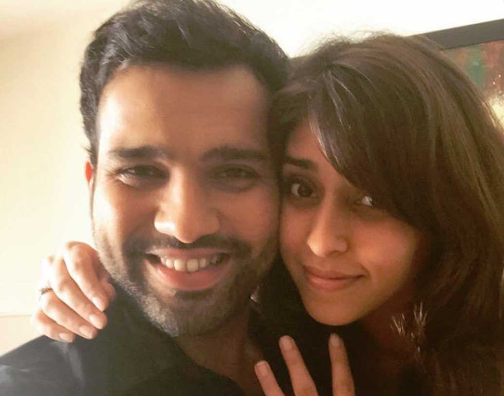 রোহিত শর্মা: স্ত্রী ঋতিকার সঙ্গে রোহিতের প্রেমপর্ব সেলুলয়েডের যে কোনও গল্পকে হার মানিয়ে দেবে। ঋতিকা নিজে ছিলেন এক জন স্পোর্টস ইভেন্ট ম্যানেজার। আর এটাই ছিল রোহিত-ঋতিকার কাছাকাছি আসার প্রথম সেতু। রোহিতের ম্যানেজারও ছিলেন তিনিই।