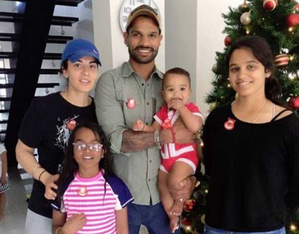 শিখর ধওয়ন: গব্বরের সঙ্গে আয়েশার আলাপ কিন্তু ফেসবুকের মাধ্যমে। হরভজন সিংহ ছিলেন আয়েশা এবং শিখর দু’জনেরই ফেসবুকের কমন ফ্রেন্ড। আর সেই সূত্রেই শিখর-আয়েশার আলাপ। আলাপ ঘনিষ্ঠতায় পৌঁছতে সময় নেয়নি।