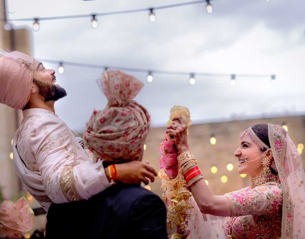 বিরাট কোহালি: বিরাট-অনুষ্কার প্রেমগাঁথা তো খুবই চর্চিত। নিজেদের জগতে দু’জনেই অত্যন্ত সফল। একটা শ্যাম্পু বিজ্ঞাপনে তাঁদের প্রথম আলাপ। তার পর বন্ধুত্ব। আস্তে আস্তে প্রেম।