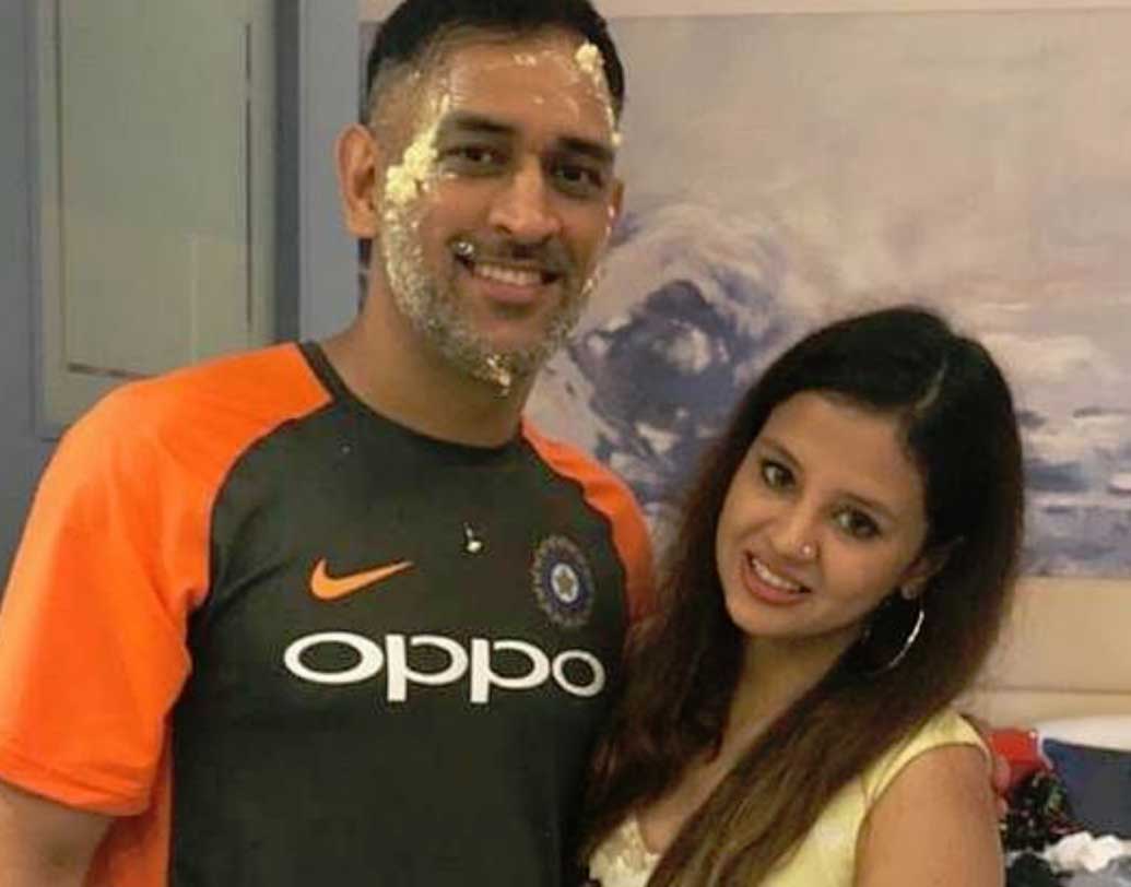 এমএস ধোনি: আলাপ ছিল ছোট থেকেই। রাঁচিতে সাক্ষীর সঙ্গে ছোটবেলায় একই স্কুলে পড়তেন ধোনি। সাক্ষীদের পরিবার রাঁচি থেকে দেহরাদূনে চলে গেলে প্রায় এক দশক তাঁদের মধ্যে কোনও যোগাযোগ ছিল না। ২০০৭ কলকাতার তাজ বেঙ্গলে উঠেছিল ভারতীয় দল। সেখানে ইনর্টান করছিলেন সাক্ষী। সেই সাক্ষাত্ই ফের মিলিয়ে দিল তাঁদের।