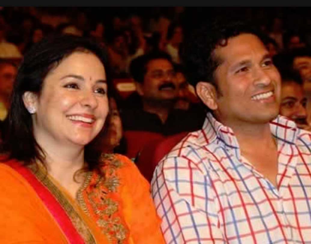 সচিন তেন্ডুলকর: বাদ রাখা যাবে না সচিন-অঞ্জলির প্রেম কাহিনিকেও। দু’জনের প্রথম দেখা হয়েছিল বিমানবন্দরে। তখন কেউ কাউকে চিনতেন না। তার পর এক কমন বন্ধুর বাড়িতে দেখা। তখন অঞ্জলি ডাক্তারি পড়ছেন। সেই আলাপই আস্তে আস্তে প্রেমে পরিণত হয়। ক্রিকেট সম্পর্কে নিজের জ্ঞানও বাড়াতে শুরু করেন অঞ্জলি।