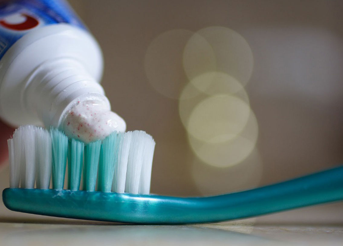 ব্রণ বা মুখের কোনও ক্ষতে অনেকেই টুথপেস্ট লাগানোর পরামর্শ দেন। কিন্তু এতে হিতে বিপরীত হতে পারে। সংক্রমণ হওয়ার সম্ভাবনা রয়েছে।