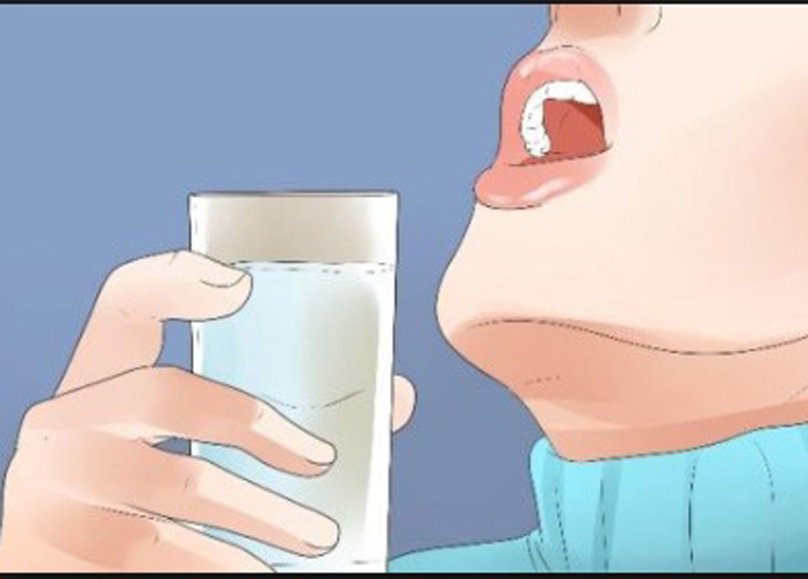 প্রচণ্ড ঠাণ্ডায় গলায় ব্যথা? মাউথওয়াশ নিয়ে ভুলেও গার্গলিং করতে যাবেন না। মাউথওয়াশে উপস্থিত রাসায়নিক আরও ক্ষতি পারতে পারে।