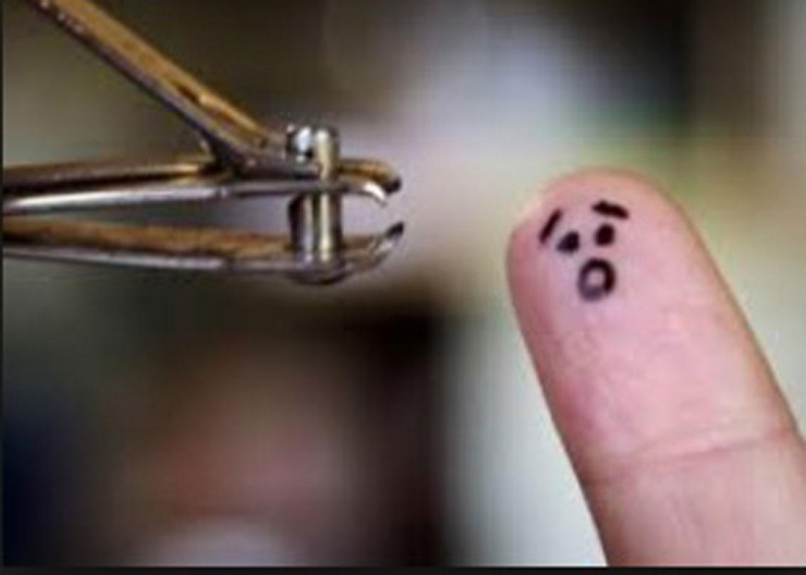 র্যা শ বা ওয়াট হলে কি নিজেরাই ডাক্তার হয়ে ওঠেন আর নখ বা কাঁচি দিয়ে জায়গাটা ভুলেও তুলে ফেলবেন না। মারাত্মক আকারের সংক্রমণ হতে পারে এর থেকে।