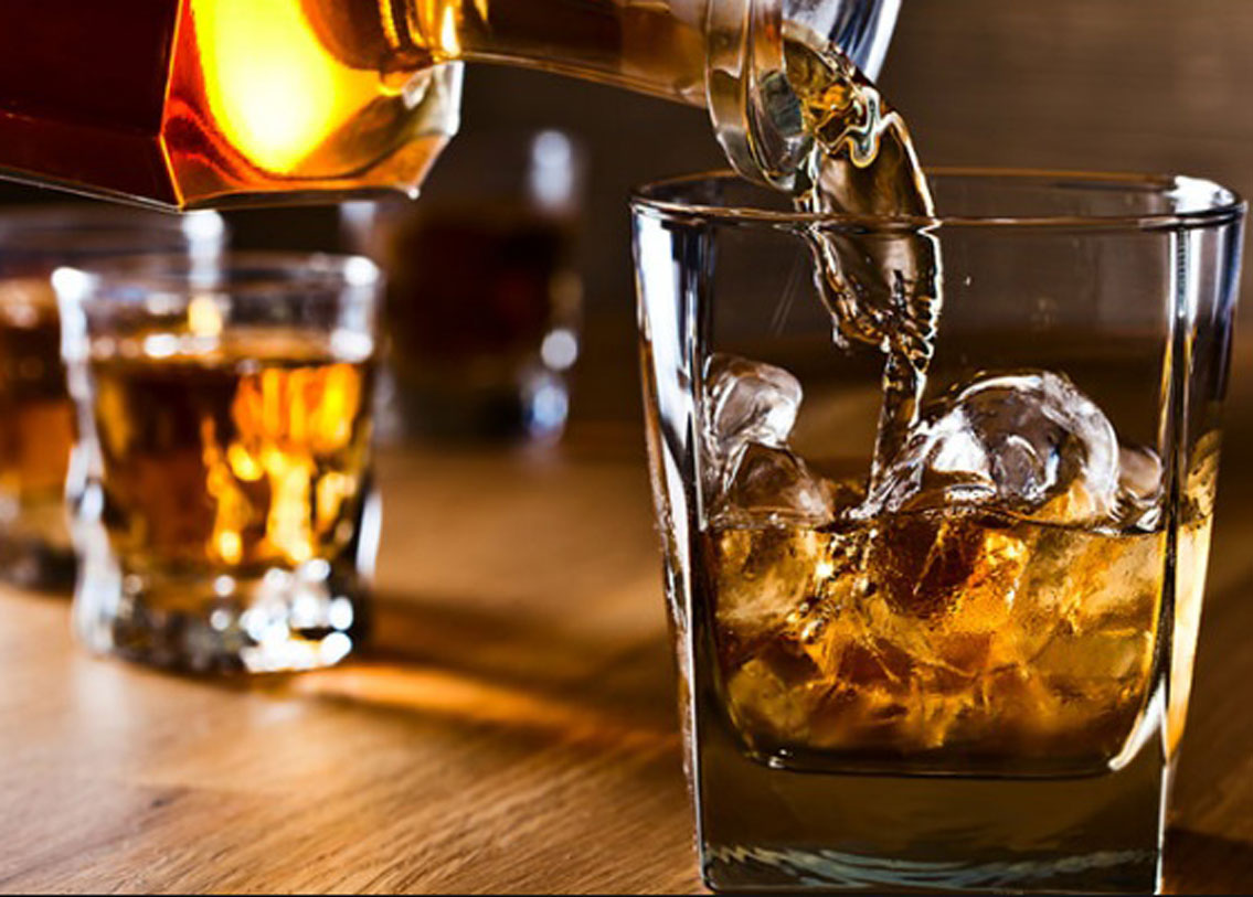 অনেকের আবার এমন ধারণা রয়েছে, হুইস্কি দিয়ে খুব ভাল দাঁতের যত্ন নেওয়া যায়। কিন্তু একেবারেই তা নয়। বরং হুইস্কিতে উপস্থিত অ্যালকোহল দাঁতের ক্ষতি করতে পারে।