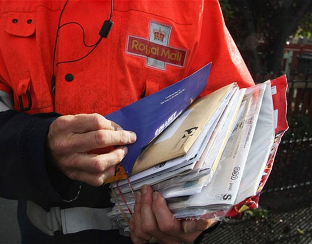 পোস্টম্যান: ডাকহরকরা। অমলরা আর অপেক্ষা করে না চিঠির। চিঠি লেখার চল প্রায় উঠে গিয়েছে। সারা বিশ্ব এখন সংযুক্ত ডিজিটাল মাধ্যমে। জানাচ্ছে ফোর্বস পত্রিকা।