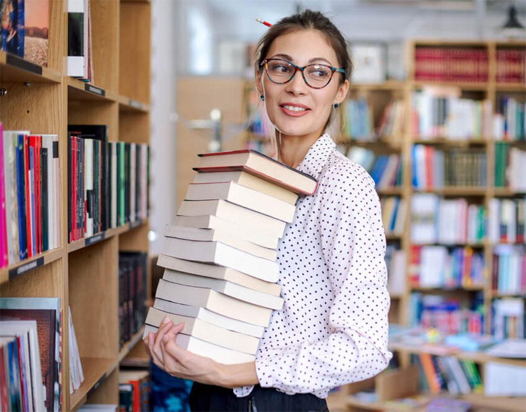 লাইব্রেরিয়ান: পাঠাগারে গিয়ে বই পড়ার অভ্যাস কম আসছে, বলছে ২০১৬ সালে নিউ ইয়র্ক টাইমসের একটি রিপোর্ট। সেখানেই বলা হচ্ছে, বইয়ের তালিকা বেছে নেওয়ার দিকটিও ম্যানুয়ালি করে দেবে যন্ত্র।