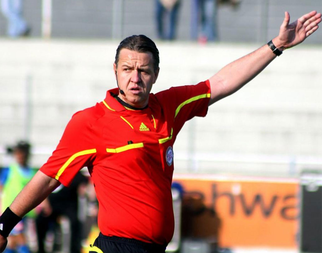 রেফারি: একটি বেসরকারি আন্তর্জাতিক চ্যানেলের সমীক্ষা বলছে, ২০৩০ সালের মধ্যে রেফারিং সিস্টেম পুরোটাই কম্পিউটার চালিত হয়ে যাবে।