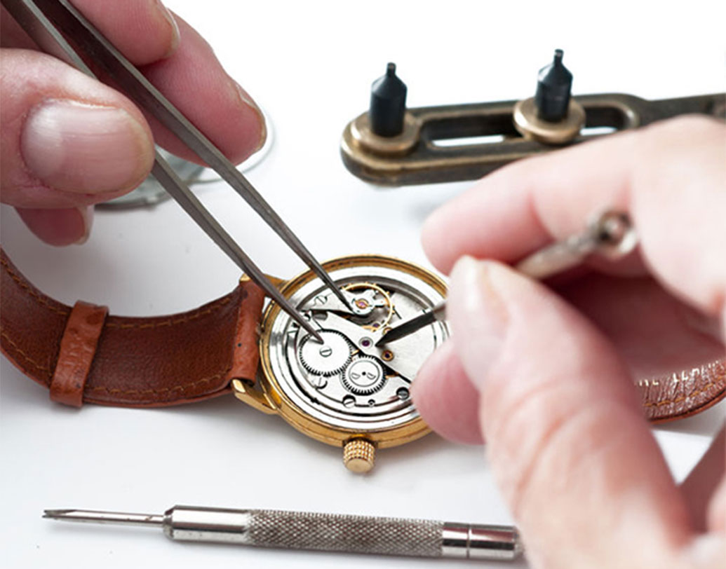 ঘড়ি সারাই মিস্ত্রি: ঘড়ির থেকে সময় দেখার বদলে সময় দেখতে পছন্দ করেন মোবাইলে, বলছে মার্কিন এক সংস্থার রিপোর্ট। রিপোর্টে প্রকাশ, যাঁরা ঘড়ি পরেন, ঘড়ি মেরামতের বদলে নতুন ঘড়ি কিনতেই তাঁরা বেশি পছন্দ করছেন। পরে এই সংখ্যা আরও বাড়বে।